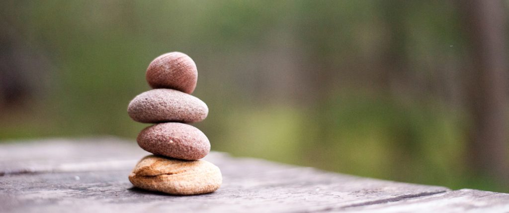 Meditatie foto van op elkaar gestapelde stenen