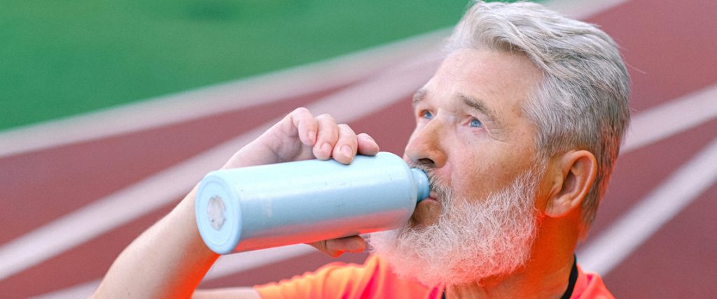 Man drinkt uit bidon