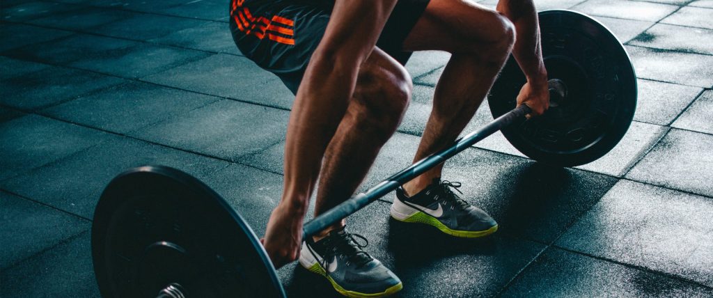 Man aan het deadliften