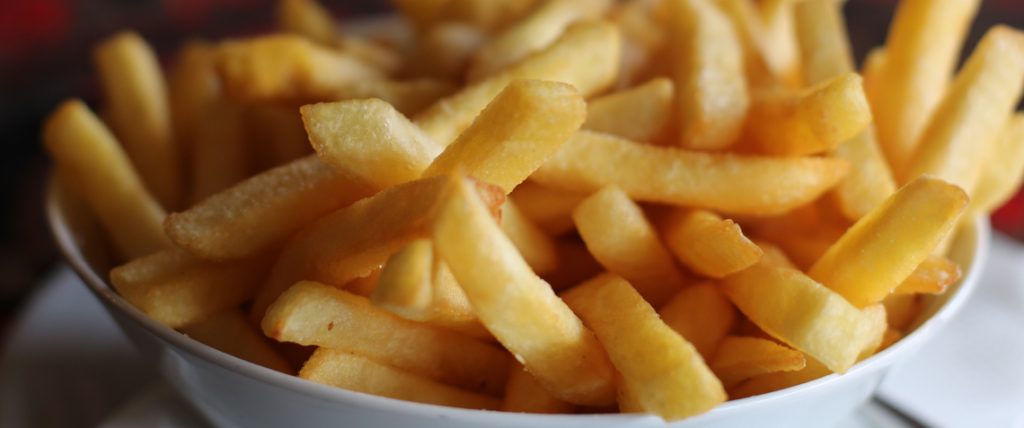 Foto van een bakje met friet